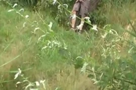 Hombre besandole la chucha ala mujer