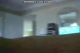 Madrastra traviesa atrapada viendo porno y le da la cabeza a su hermano.