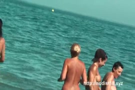 ¡tratando de orinar en la playa pública